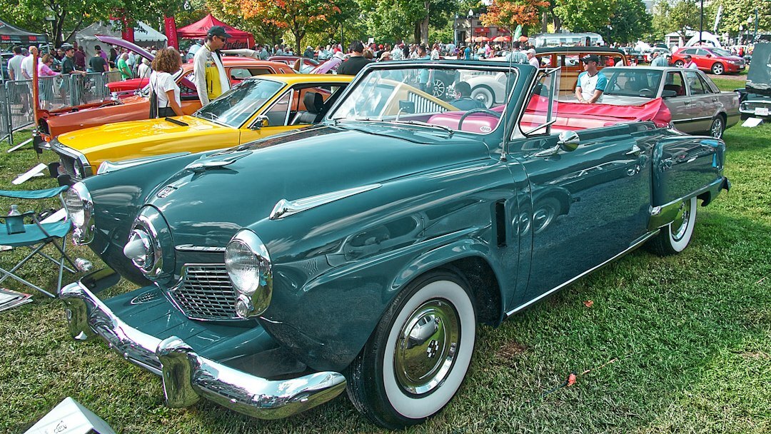 Classic car auction event with an audience in Montevideo
